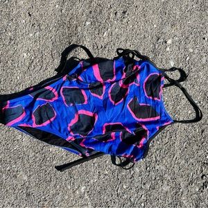 Jolyn- flattering- tieback